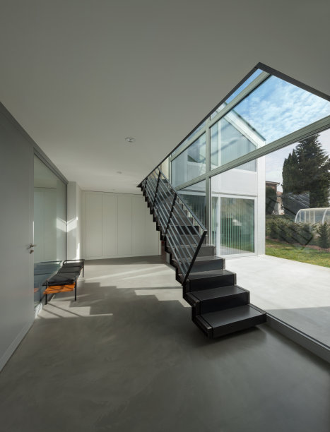 带铁楼梯的大厅图片下载