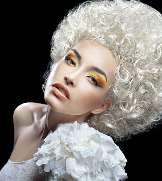 一个卷发金发的肖像图片下载