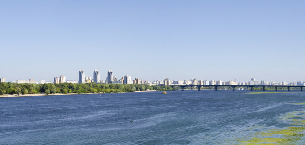 基辅夏季景观-晴天的第聂伯河和桥。图片下载