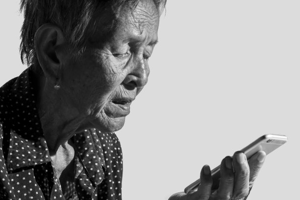 老年女性玩智能手机图片下载
