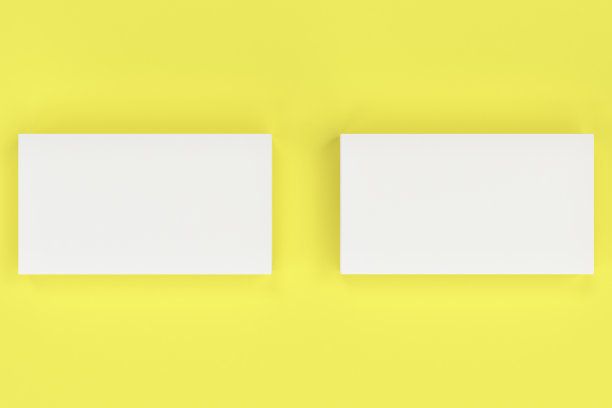 白色空白名片模型上的黄色背景图片下载