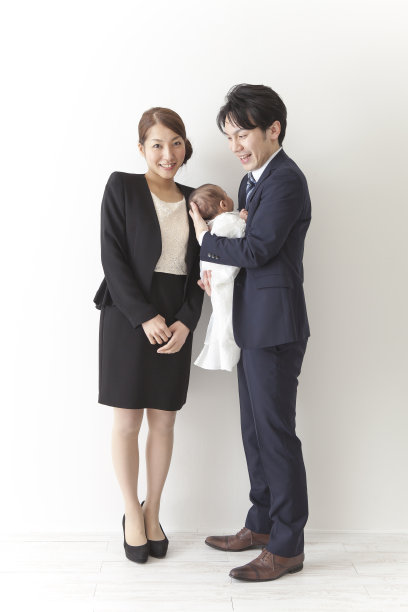 日本夫妇带着宝宝的纪念照图片下载