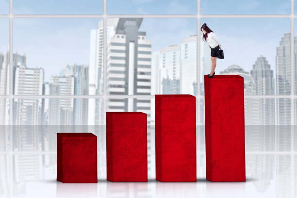 女商人看着下面的图表图片下载