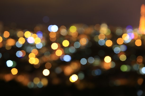 夜城灯光散景背景。散焦散景灯。模糊的散景。淡薄复古背景。图片下载