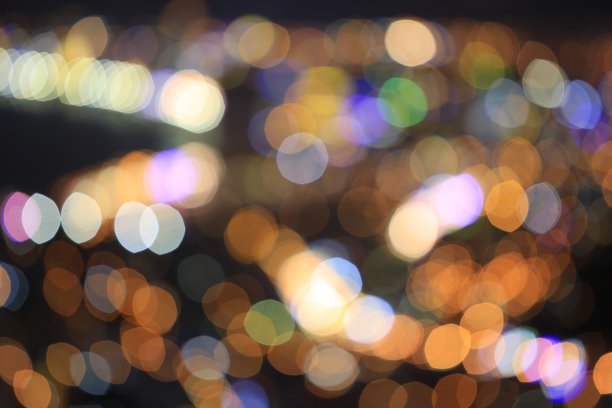 夜城灯光散景背景。散焦散景灯。模糊的散景。淡薄复古背景。图片下载