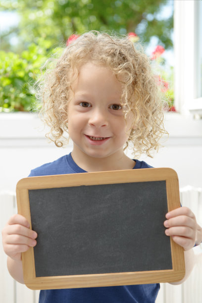 金发小男孩拿着黑板图片下载