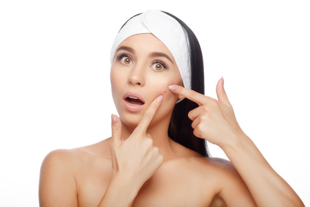 震惊的女人看着额头上的青春痘图片下载