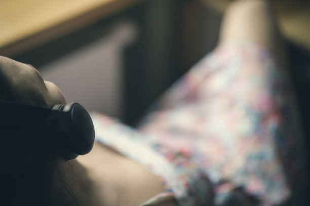 窗边戴耳机的女孩图片下载