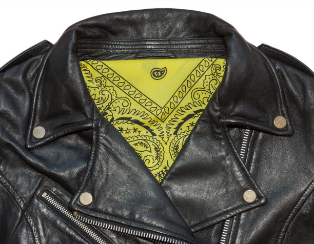 黄色的夹克衫和手帕图片下载