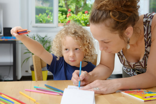 金发男孩和妈妈一起画画图片下载