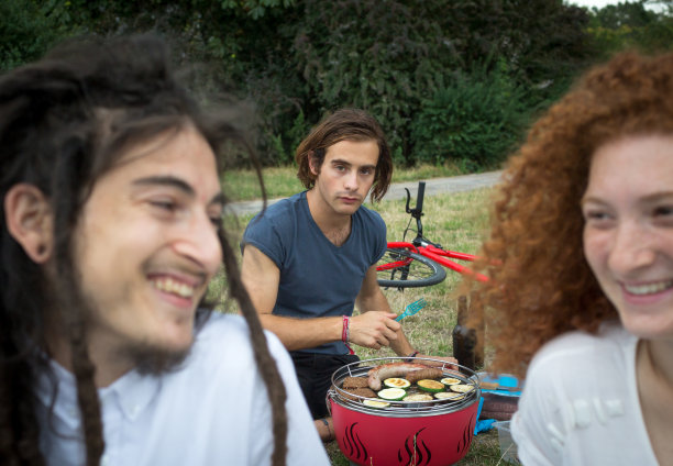 嫉妒的男孩看着一对情侣在他面前调情图片下载