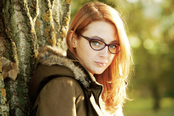 一个年轻的红色美丽的女孩户外的特写图片下载