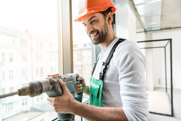 快乐微笑的建设者工作与钻头素材图片