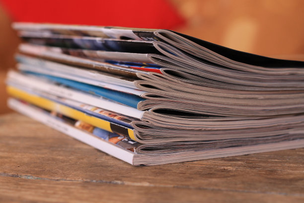 木桌上放着杂志图片下载