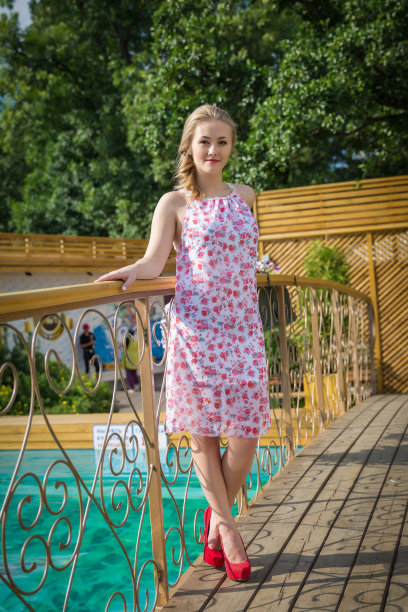 女人摆出室外图片下载