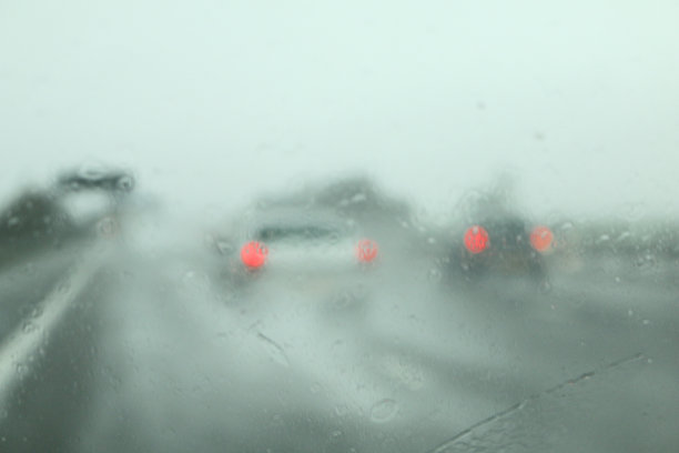 雨中的M6高速公路图片下载