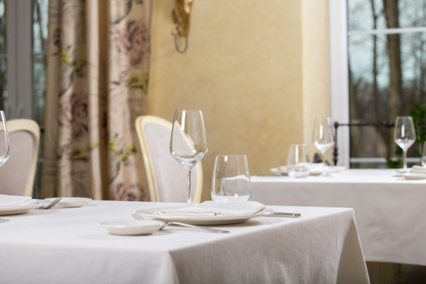 餐厅里安装的空杯子和盘子图片下载