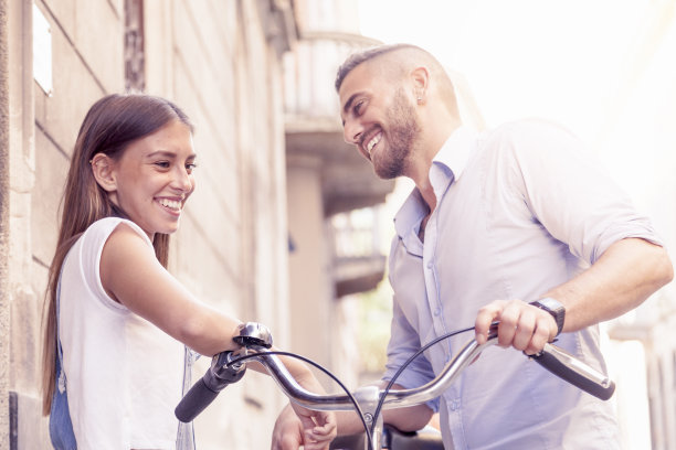 一对年轻情侣在街上谈情说爱图片下载