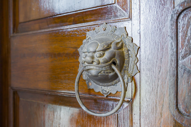 木制门上的黄铜狮子头门环图片下载