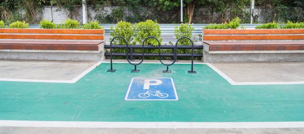 水泥车道上的自行车公园标志图片下载