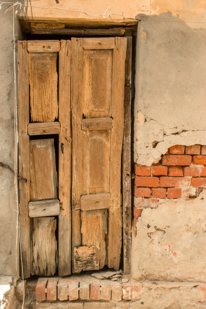 木门破损，砖墙破损图片下载