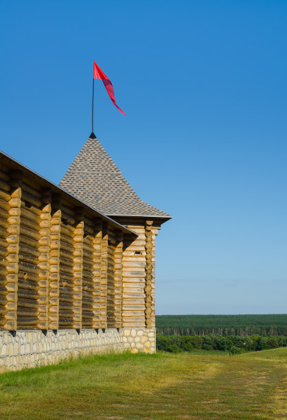 蓝天背景上的老木塔图片下载