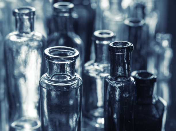 旧空玻璃瓶，特写蓝色调图片下载