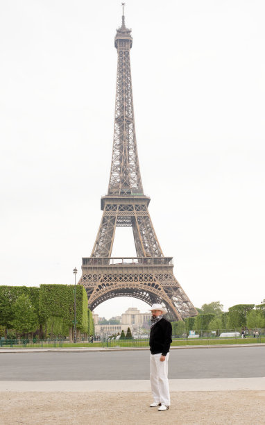 巴黎的牛仔在埃菲尔铁塔图片下载