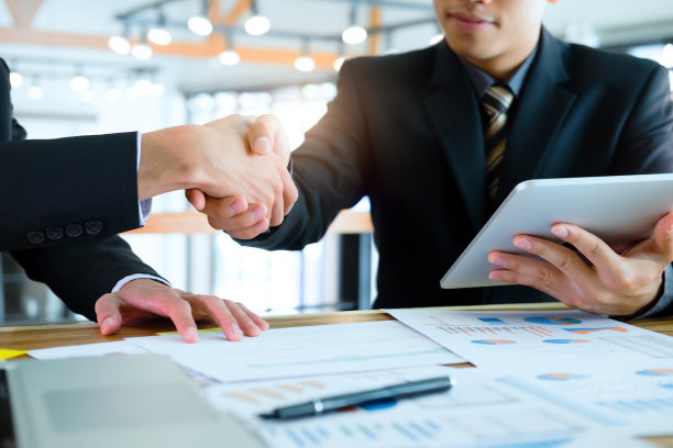 成功的商人在成交后握手。图片下载