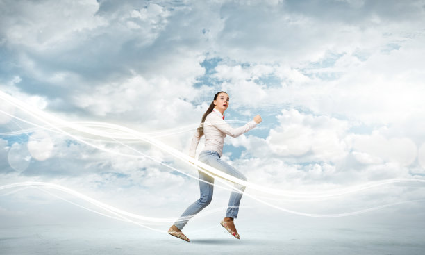 跑步的女孩图片下载