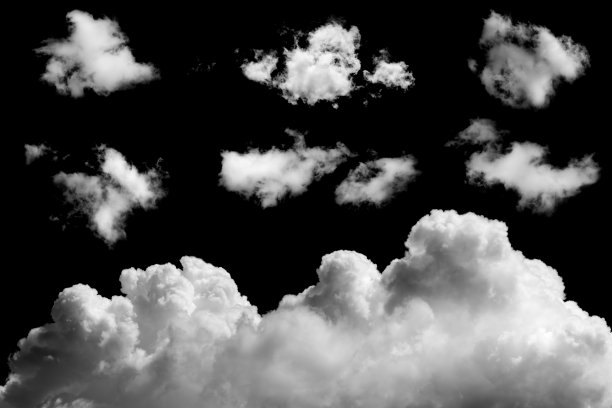 一组孤立的云在黑色的背景。图片下载