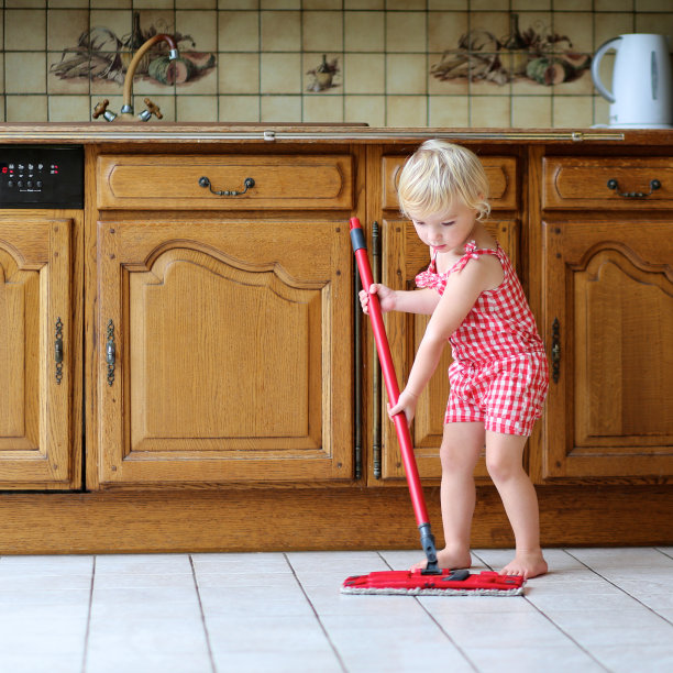 小女孩在厨房拖地图片下载