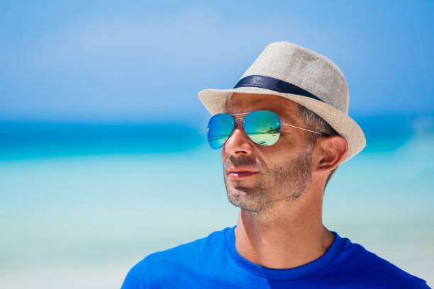 海滩上的男人图片下载