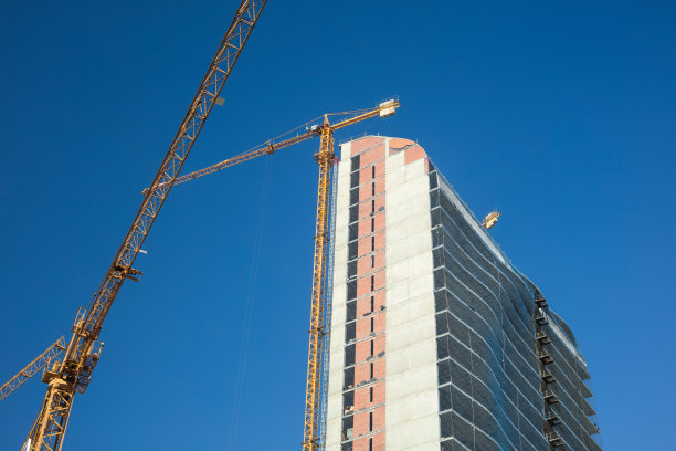 以蓝天为背景的在建建筑图片下载