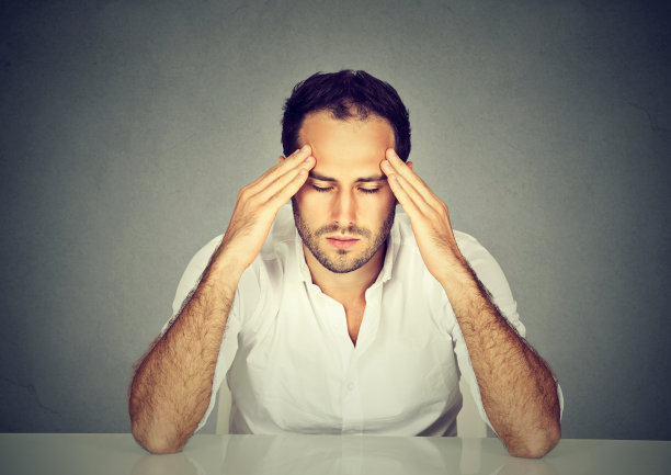 悲伤紧张的人，思想高度集中图片下载