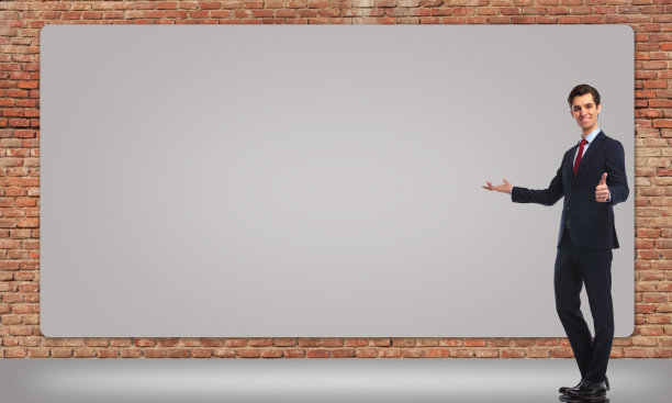 快乐微笑的商人展示一个大广告牌图片下载