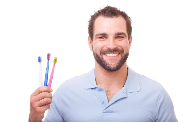 拿着牙刷的年轻人图片下载