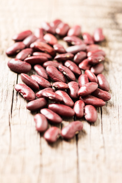 木背景上的红豆图片下载