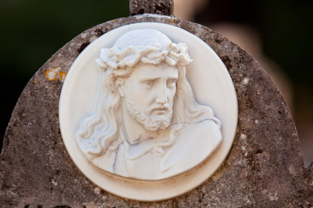 古老的墓碑大理石纪念碑在老城墓地，近距离观看。雕塑艺术。图片下载