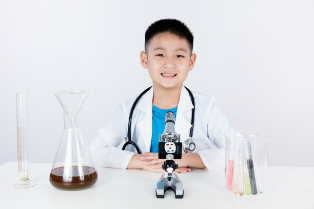 用显微镜工作的亚洲华人男孩图片下载