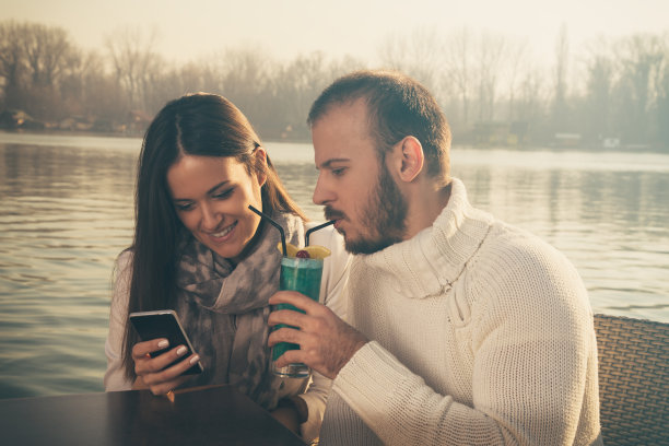 情侣用手机相爱。图片下载