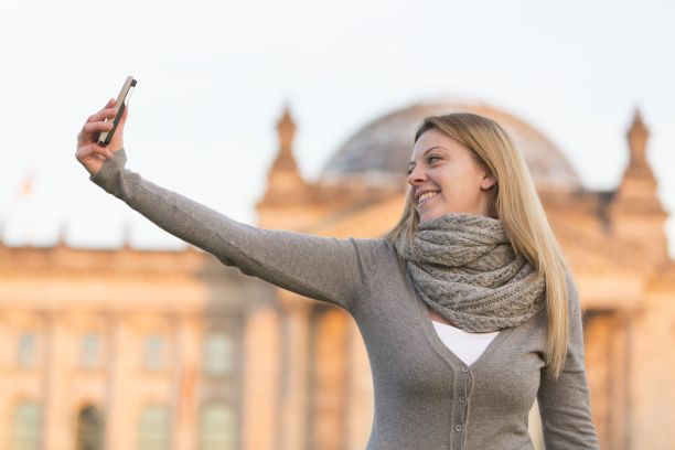 在背景中与柏林联邦议院自拍图片下载