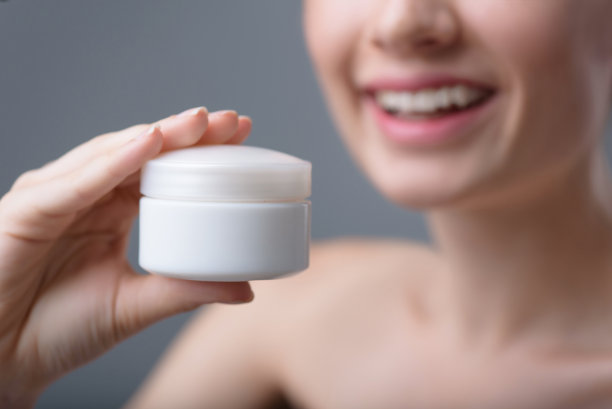 美丽放松的女人在灰色背景与拷贝空间图片下载