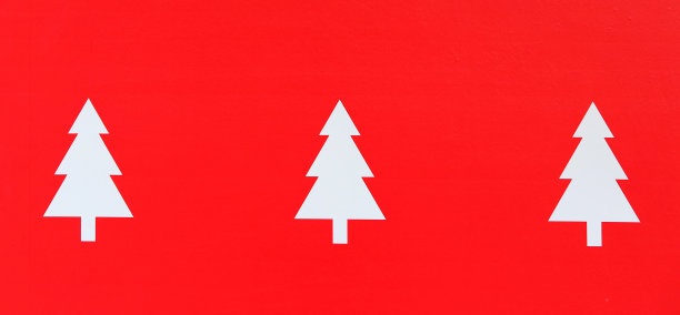 红色背景上的圣诞树图片下载