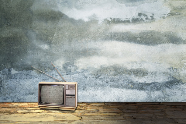 室内房间配有老式便携式电视。图片下载