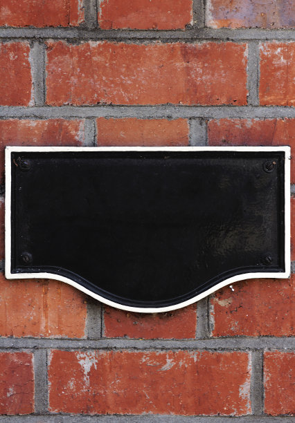 红砖墙上的空白标志图片下载