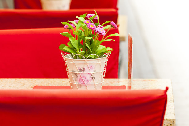 桌上放着花。图片下载