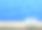 蓝色的大海上，木桌上放着白色的杯子图片下载