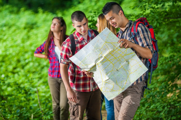 年轻的徒步旅行者图片下载