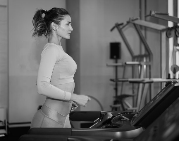 从事健身的妇女图片下载